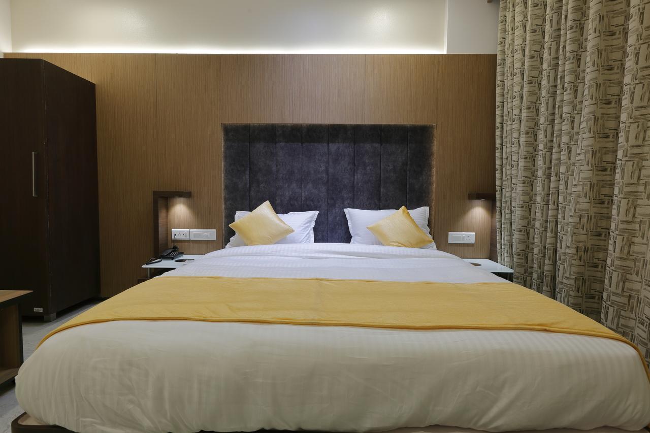 Hotel Luxura Godhra Eksteriør bilde